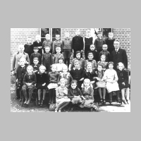 008-0025 Schulklasse Buergersdorf 1938 mit Lehrer Hellmig und Lehrer Priebe (rechts).jpg